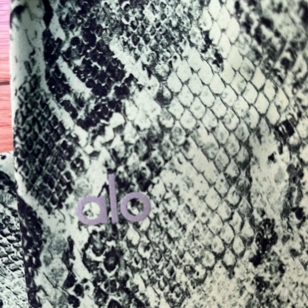 Alo Yoga Snakeskin Vapor Legging Green size XS. 1569